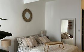 Grand Studio Entierement Renove Au Coeur De Paris