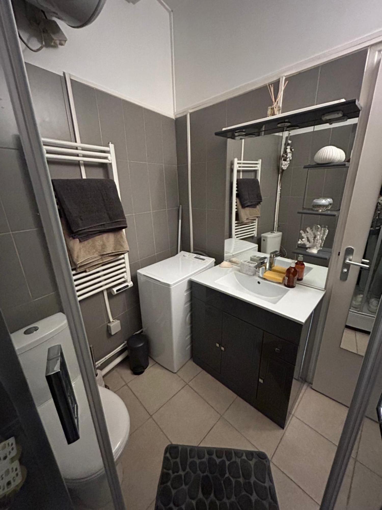Grand Studio Entierement Renove Au Coeur De Paris Apartment Exterior photo