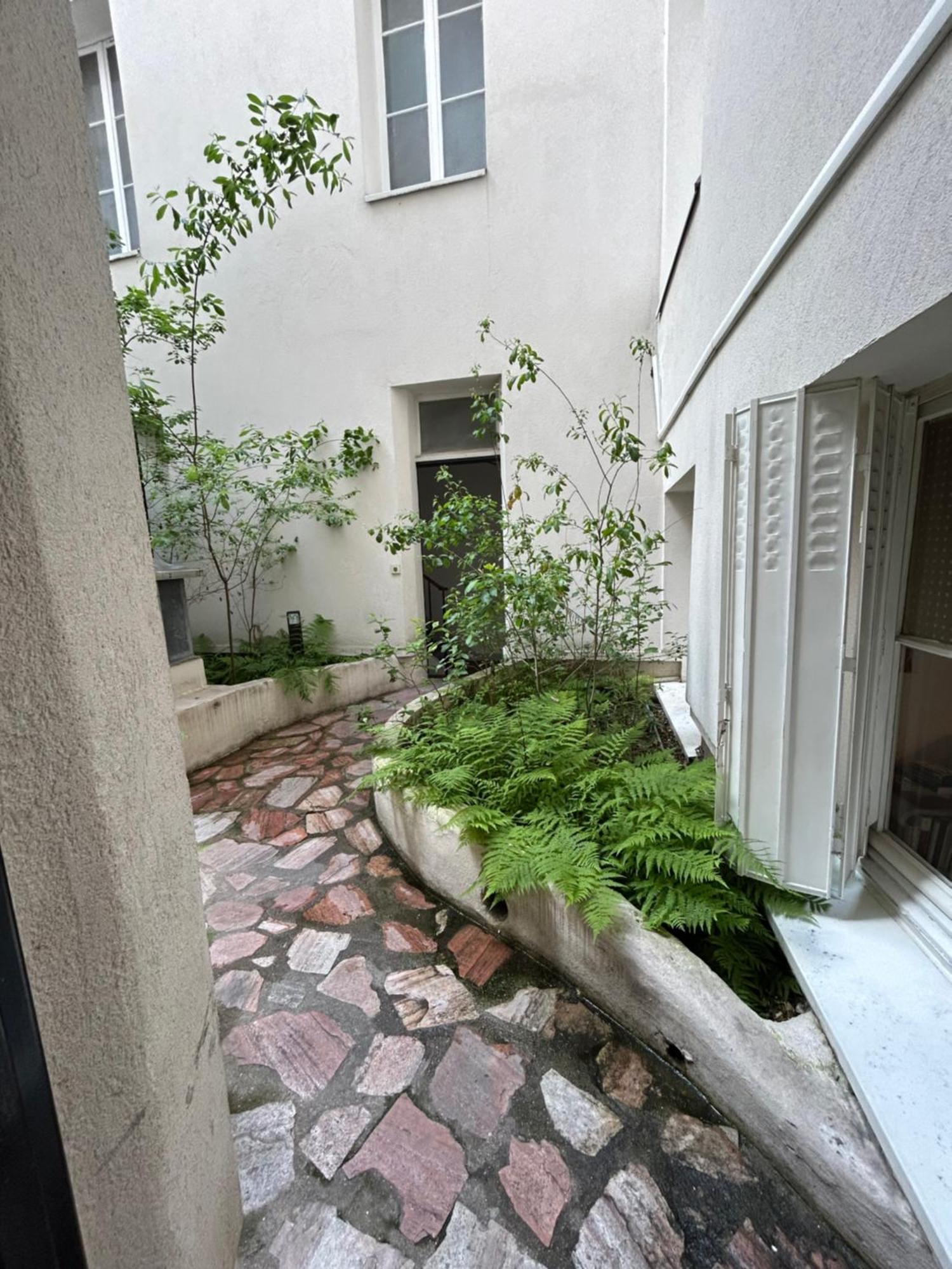 Grand Studio Entierement Renove Au Coeur De Paris Apartment Exterior photo
